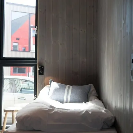 Top-Floor Waterfront Cabin Apartment In Henningsvaer דירה