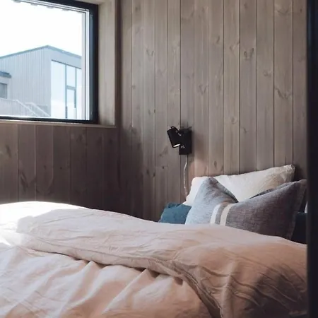Top-Floor Waterfront Cabin Apartment In Henningsvaer