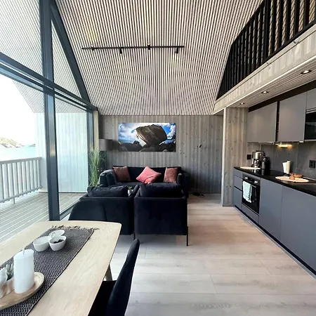 Top-Floor Waterfront Cabin Apartment In Henningsvaer *